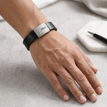 Zwart leren armband met RVS sluiting en gravure