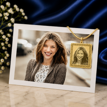 Rechthoekige gouden foto hanger met meander rand