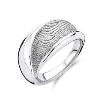 Zilveren ring met vingerafdruk in gebogen vlak