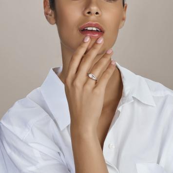 Zilveren ring met zirkonia stenen sfeerbeeld