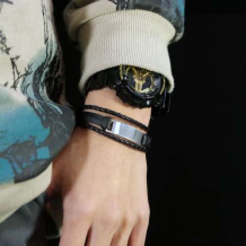 Zwart leren armband met 4 banden en RVS graveerplaat